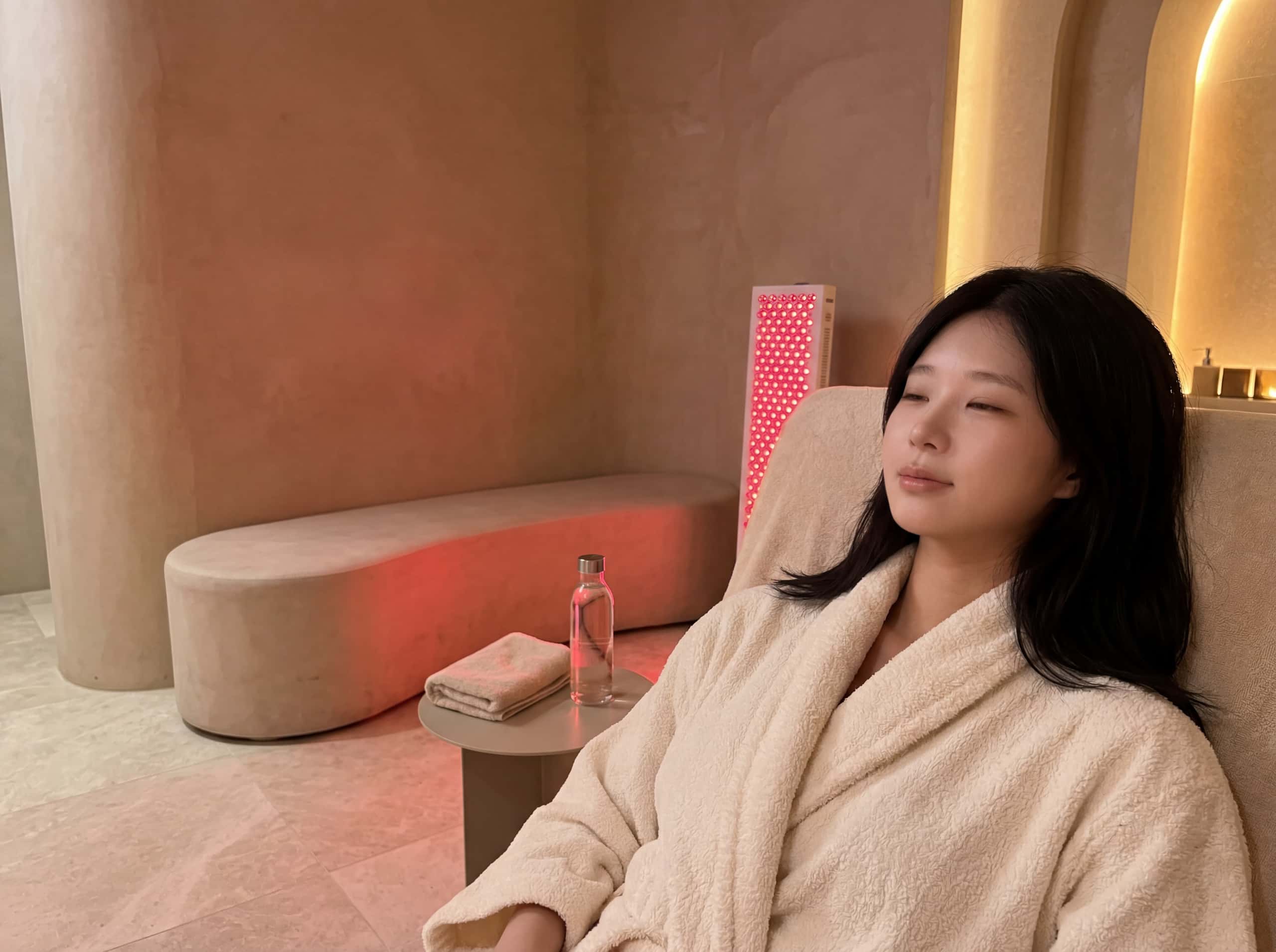 Guest in the red light therapy room